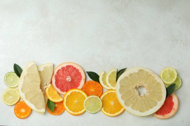 Beyaz dokulu arka planda olgun turunçgil dilimleri