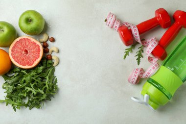 Beyaz desenli arkaplan üzerinde kilo kaybı kavramı, metin için boşluk