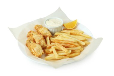 Beyaz arka planda izole edilmiş kızarmış balık ve patates kızartması tabağı