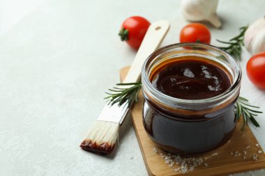 Beyaz desenli masada barbekü soslu pişirme kavramı