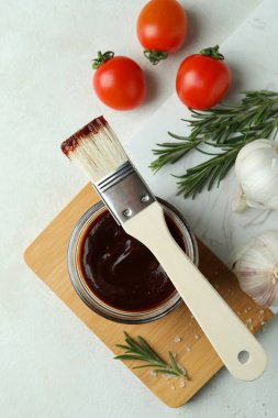 Beyaz desenli masada barbekü soslu pişirme kavramı