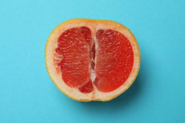 Mavi arka planda yarım greyfurt, kapat