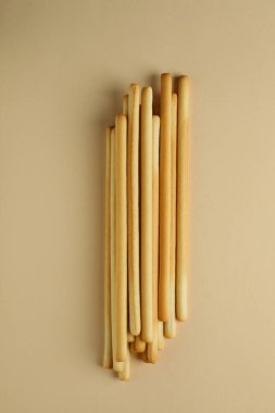 Bej arka planda lezzetli Grissini galetaları, üst manzara.