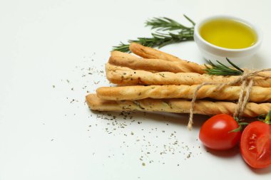 Beyaz arka planda baharatlı Grissini ekmeği.