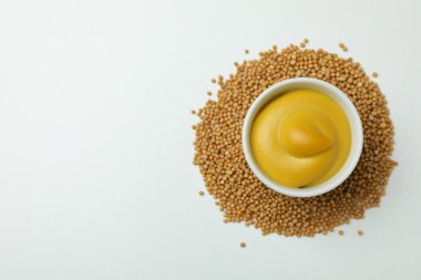 Hardallı kase ve beyaz arka planda tohumlar