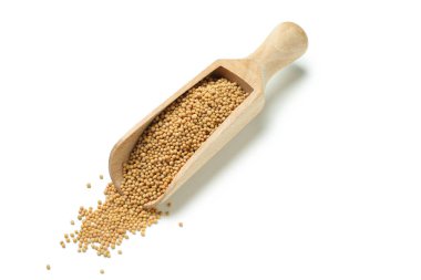 Beyaz arka planda izole edilmiş hardal tohumlu ahşap kepçe