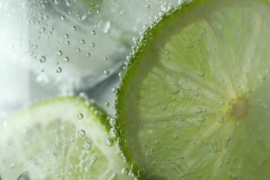 Bir bardak köpüklü mojito kokteyli.