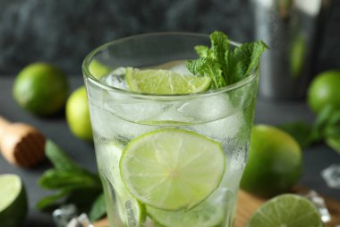 Masaya bir bardak mojito kokteyli koyun.