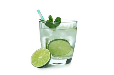 Beyaz arka planda izole edilmiş bir bardak mojito kokteyli.