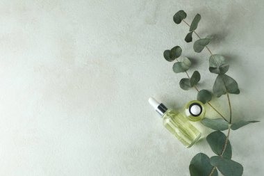 Beyaz desenli masa üzerinde okaliptüs yağlı doğal kozmetik kavramı