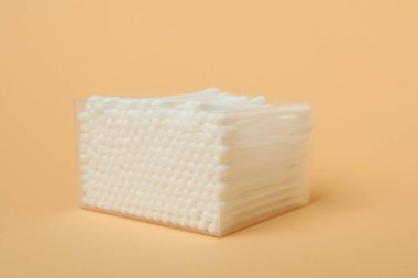 Bej arkaplanlı pamuklu plastik kutu