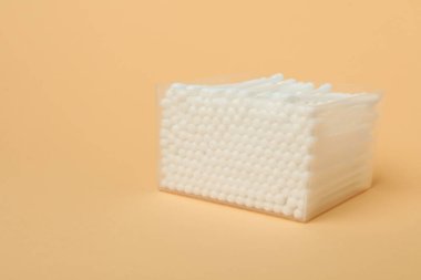 Bej arkaplanlı pamuklu plastik kutu