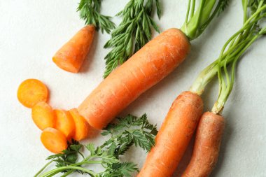 Beyaz desenli arka planda taze havuç, yakın çekim