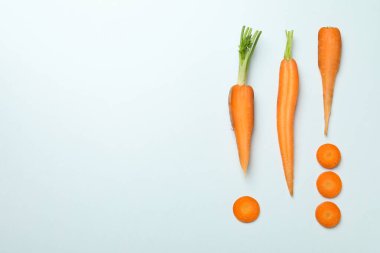 Beyaz zemin üzerinde havuç dilimleri ile düz yatıyordu