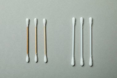 Açık gri arkaplanda tahta ve plastik pamuk örnekleri