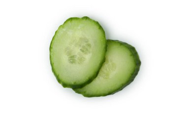 Olgun salatalık dilimleri beyaz arkaplanda izole edilmiş.