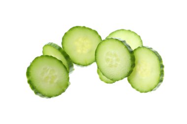 Olgun salatalık dilimleri beyaz arkaplanda izole edilmiş.