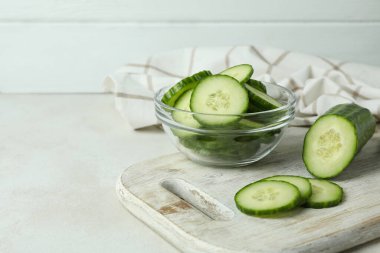 Beyaz desenli masada salatalıklı olgun sebze kavramı