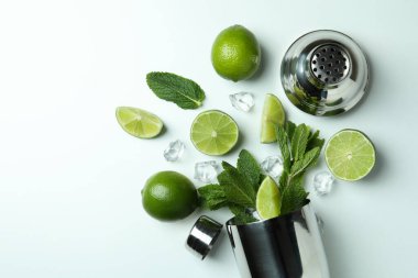 Kokteyl karıştırıcı ve beyaz arkaplanda mojito malzemeleri