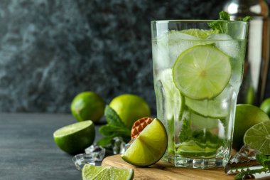 Bir bardak mojito kokteyli ve malzemeler, metin için yer.