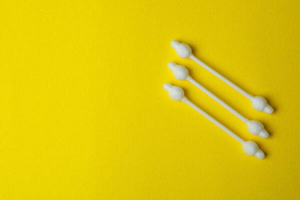 Хлопчатобумажные мазки на желтом фоне, место для текста