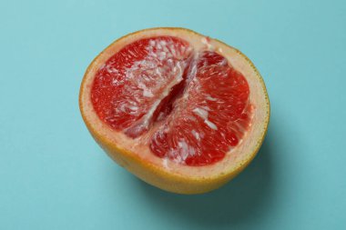 Mavi zemin üzerinde yoğunlaştırılmış süt bulunan greyfurt