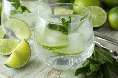 İçi mojito kokteyli ve malzemelerle dolu bir pano.