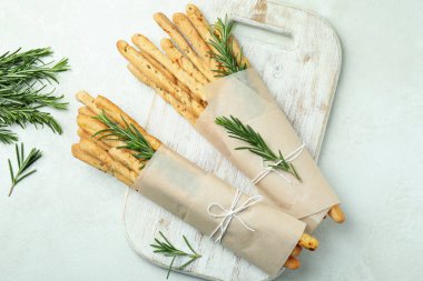 Beyaz desenli arka planda lezzetli Grissini tablosu