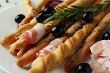 Pastırmalı ve abur cuburlu Grissini, yakın çekim.