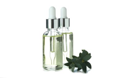 Beyaz arka planda izole edilmiş okaliptüs şişelerindeki temel yağ.