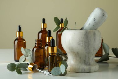 Beyaz masa üzerinde okaliptüs yağı ile doğal kozmetik kavramı