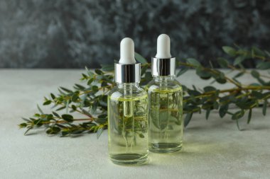 Beyaz desenli masa üzerinde okaliptüs yağlı doğal kozmetik kavramı