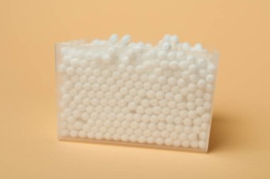 Bej arkaplanlı pamuklu plastik kutu