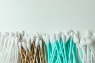 Beyaz arkaplanda farklı pamuk çubukları, metin için boşluk