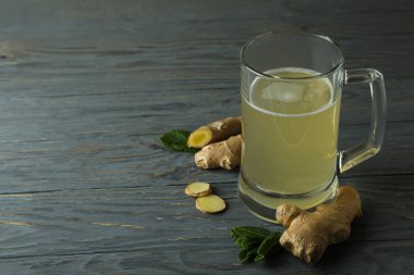 Bir bardak zencefilli bira ve ahşap masa malzemeleri.