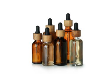 Beyaz arkaplanda yağlı damlalar var.