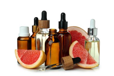 Beyaz arka planda yağlı ve greyfurtlu damlalar.