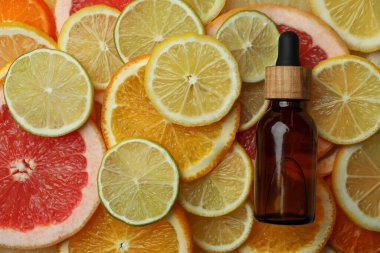 Farklı narenciye dilimlerinde yağlı damlalar.