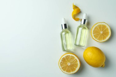 Beyaz arka planda yağlı ve limonlu damlalar