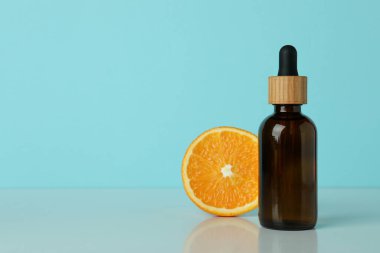 Mavi arka planda yağ ve turuncu damlalar var.