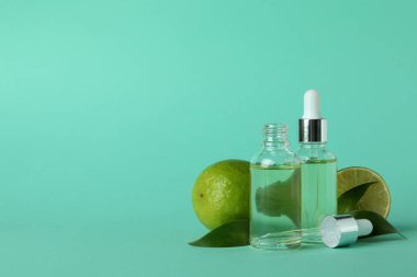 Yağ ve nane arkaplanlı limon damlaları.