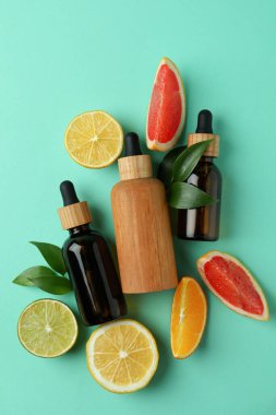 Arka planda yağ ve narenciye olan damlalar.