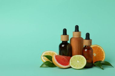 Arka planda yağ ve narenciye olan damlalar.