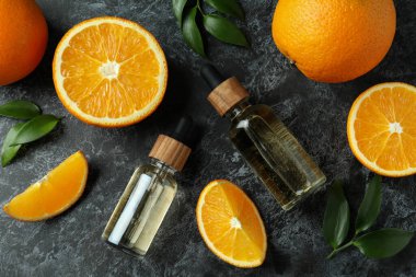 Siyah dumanlı masada yağlı ve portakallı damlalar.