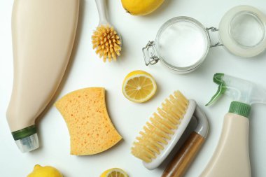 Beyaz arkaplanda çevre dostu temizlik araçları ile temizlik kavramı