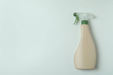 Beyaz arka planda boş deterjan spreyi şişesi