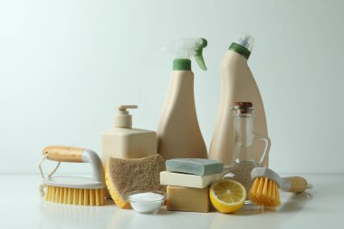 Beyaz masada çevre dostu temizlik araçları ile temizlik kavramı