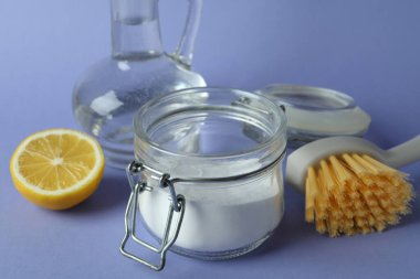 Menekşe arkaplanda temizlik araçları ile temizlik kavramı