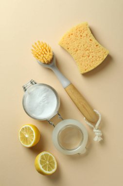 Bej arka planda çevre dostu temizlik araçları ile temizlik kavramı