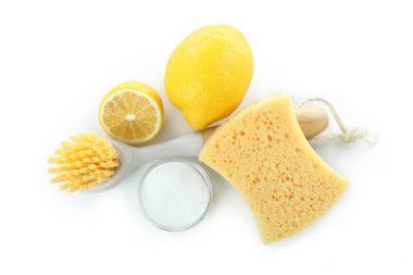 Beyaz arkaplanda izole edilmiş çevre dostu temizlik araçları